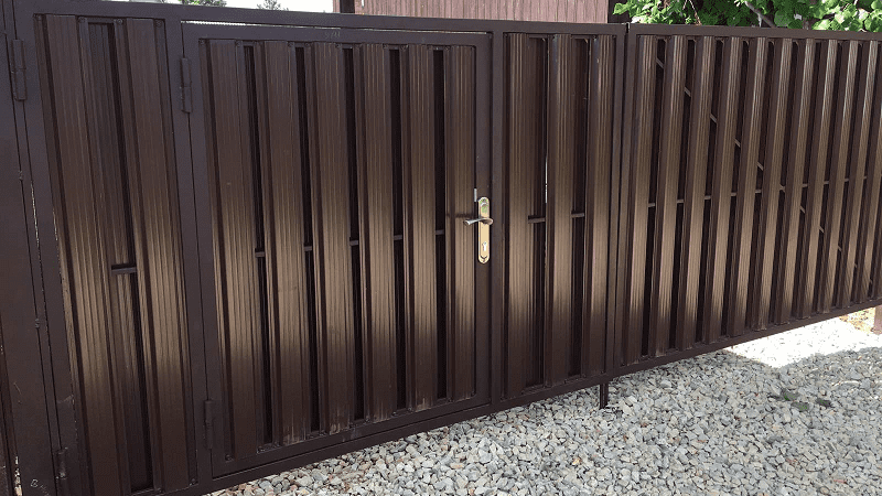 Распашные ворота со встроенной калиткой (заполнение евроштакетник шахматкой), Дырнос, общ. Зодчий